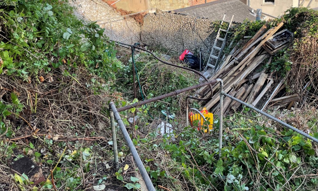 Lot: 179 - LEASEHOLD TOWN CENTRE COTTAGE FOR IMPROVEMENT WITH ADDITIONAL FREEHOLD LAND TO THE REAR - Library Photo Provided by Seller